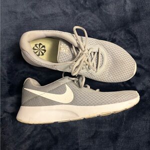 Nike Tanjun Women’s Sneakers